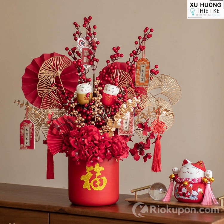 Giỏ hoa đào đông đỏ rực trang trí Tết mang tài lộc