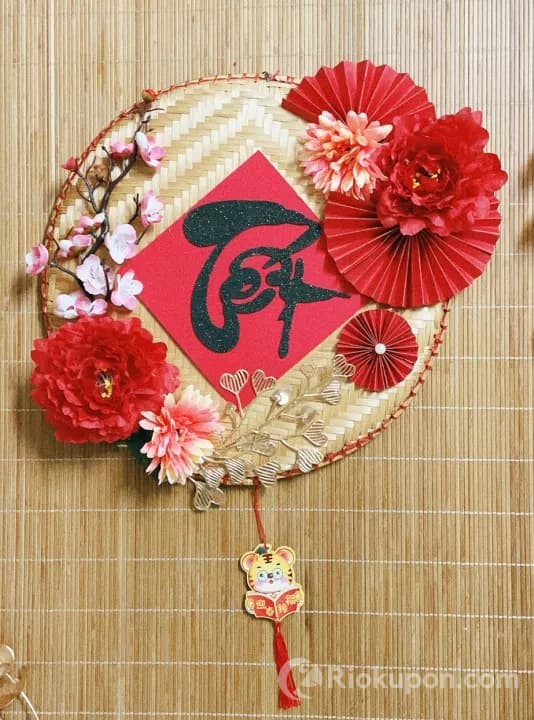 Liễn trang trí Tết hoa lụa sang trọng