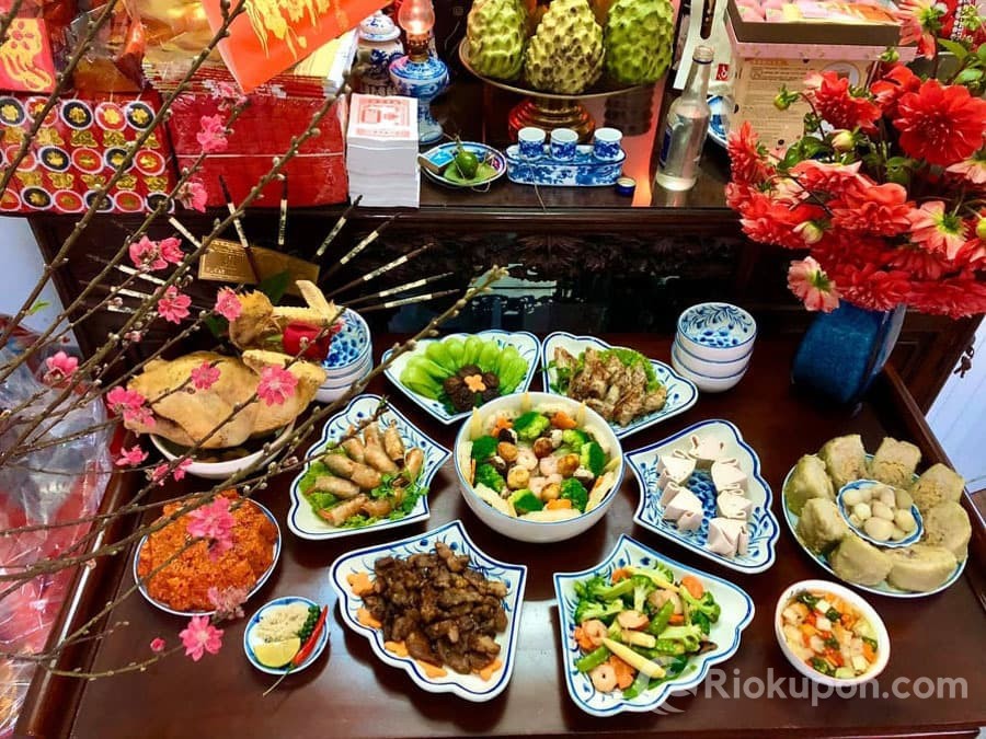 Mâm cúng giao thừa truyền thống với bánh chưng, giò lụa