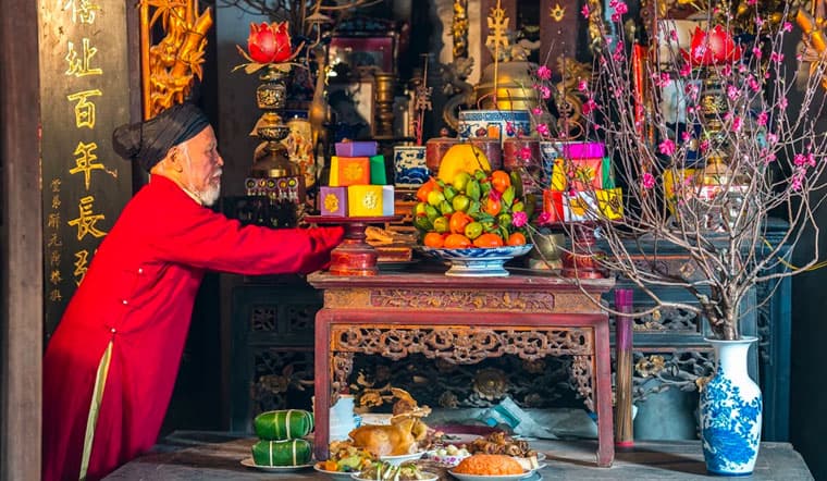 Văn khấn giao thừa trong nhà thể hiện lòng thành kính với tổ tiên