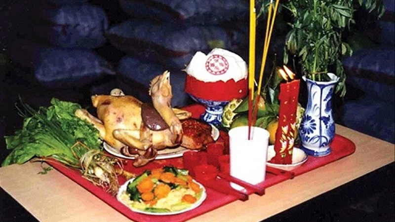 Mâm cúng giao thừa ngoài trời trước cửa nhà