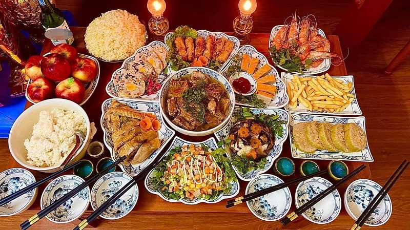 Lễ cúng Tết Nguyên Đán với mâm cỗ đầy đủ