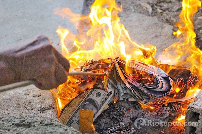 Lễ cúng hóa vàng mùng 3 Tết Nguyên Đán