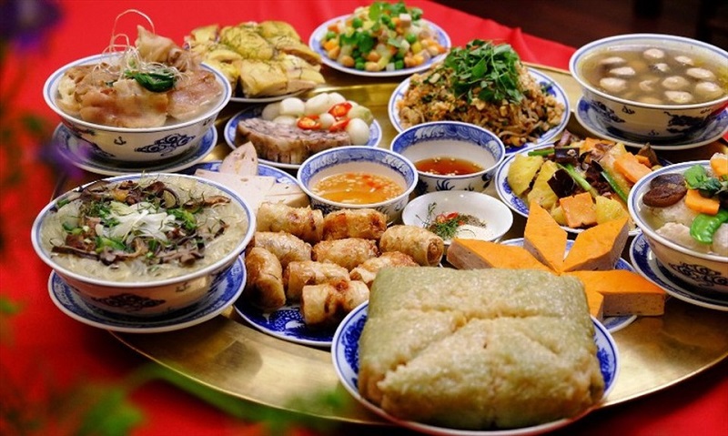 Mâm cỗ cúng 30 Tết đặc trưng miền Bắc với bánh chưng và giò lụa
