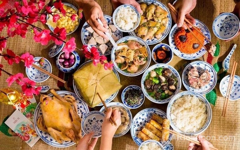 Mâm cúng 30 Tết miền Trung với các món như dưa giá và sườn ram