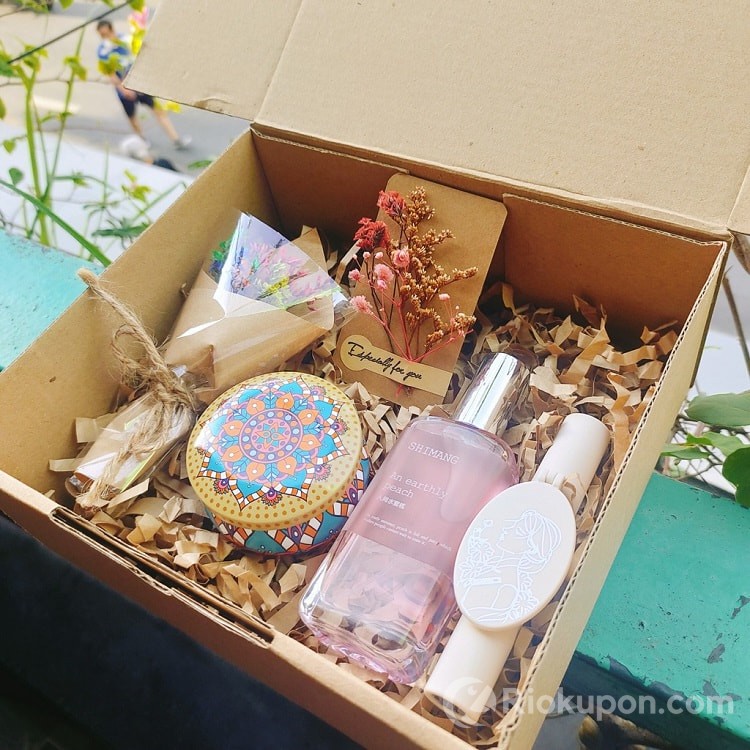 Set quà valentine chăm sóc sắc đẹp với nước hoa và nến thơm