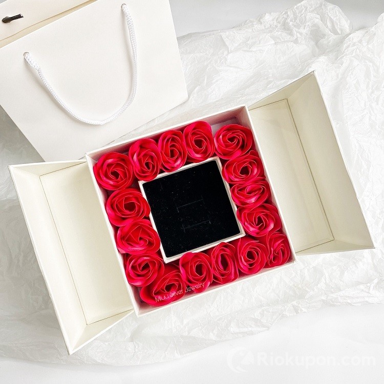 Hộp quà Valentine có túi đựng và hình hoa hồng sang trọng