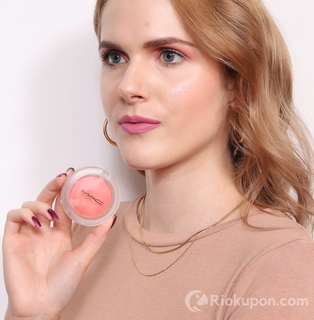 Phấn má hồng M.A.C Glow Play Blush trên gương