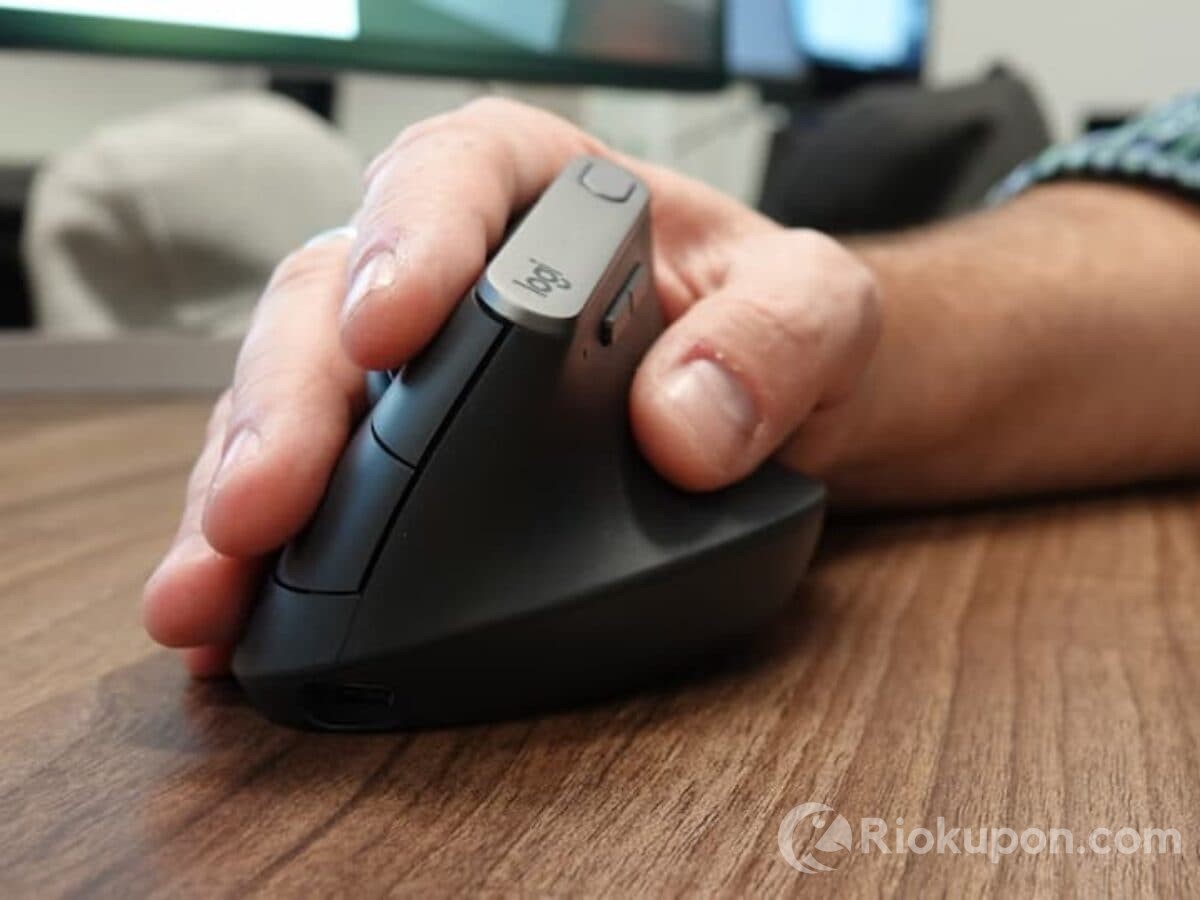 Chuột công thái học 2.4G E330 với thiết kế góc nghiêng