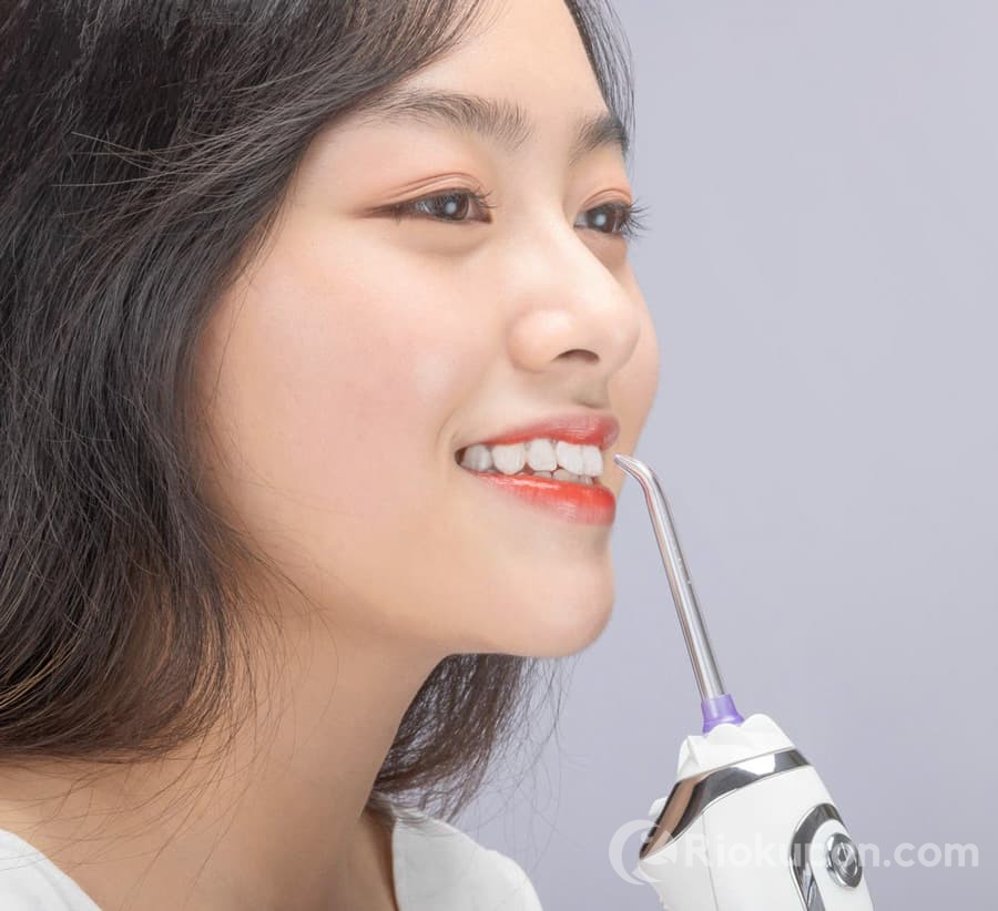 Máy tăm nước là thiết bị vệ sinh răng miệng hiện đại với luồng nước áp lực