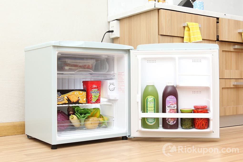 Tủ lạnh mini compact trên kệ