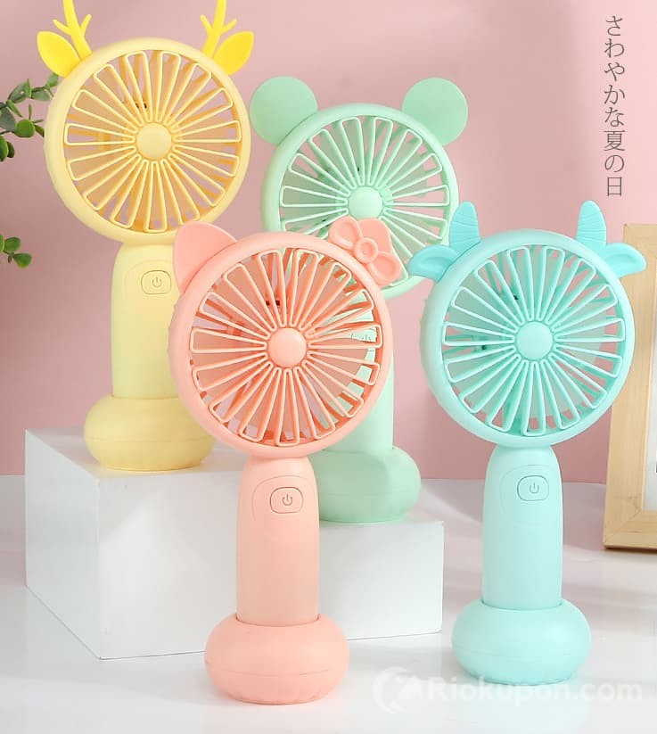 Người dùng đang lựa chọn các vật dụng mini phù hợp cho mùa hè