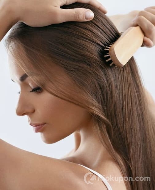Chải tóc trước khi gội đầu giúp giảm gãy rụng