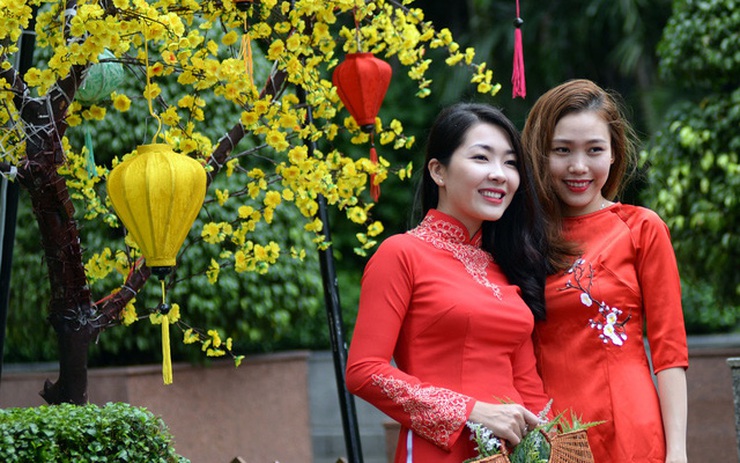 Phối đồ Tết màu đỏ may mắn mùng 1