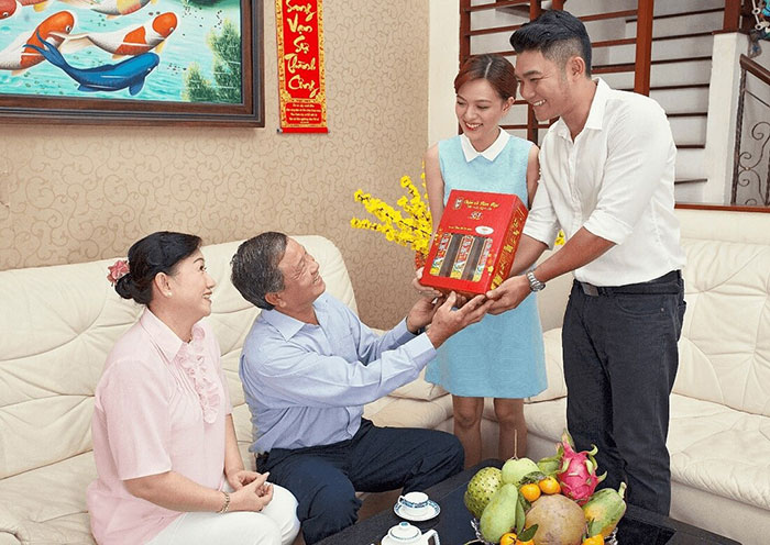 Tặng quà Tết cho bố mẹ người yêu nên chọn gì để lấy lòng tuyệt đối?