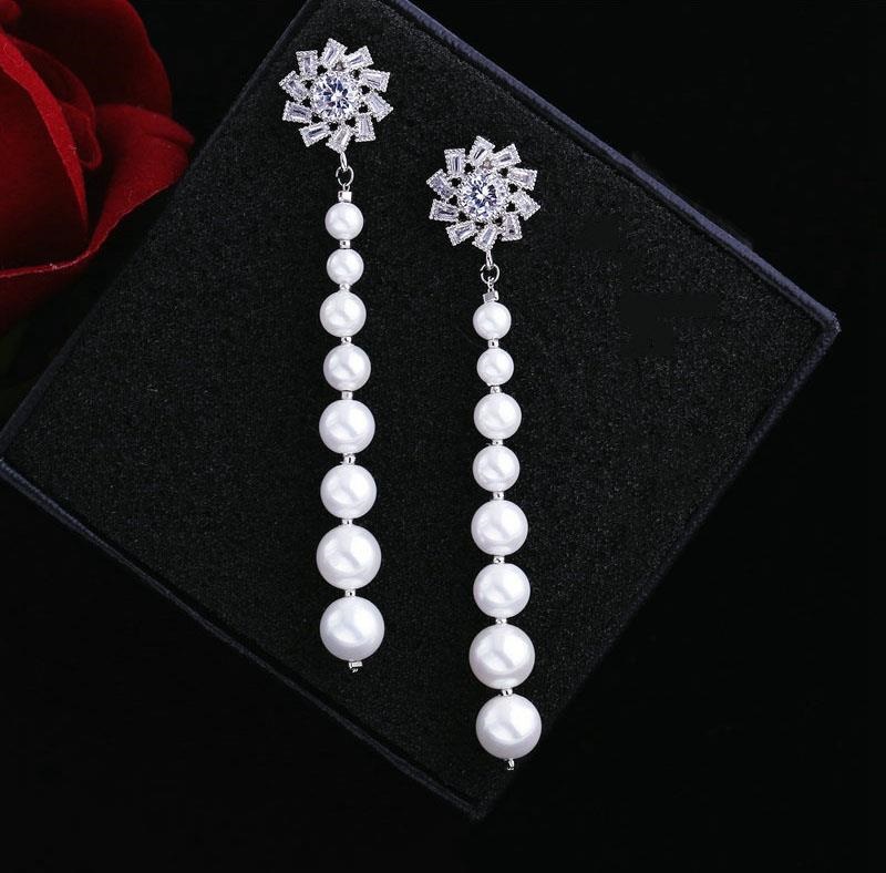 Bông tai chuỗi ngọc trai Eleanor Accessories phối với áo dài
