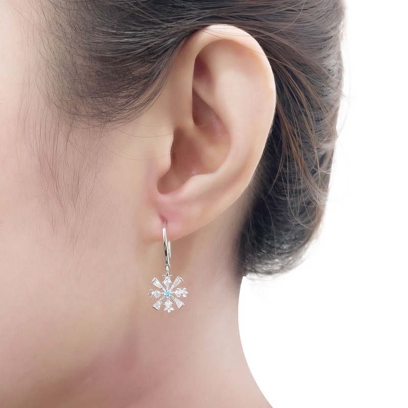 Bông tai vàng bạc PNJ phối với áo dài các màu