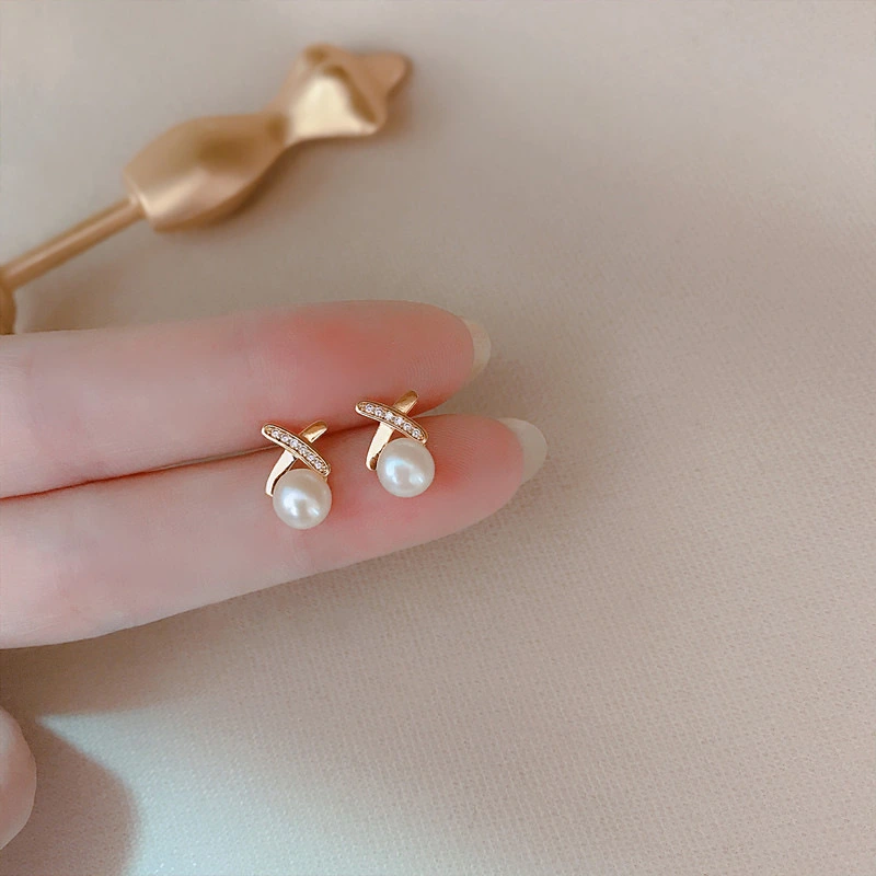 Bông tai ngọc trai đơn Bảo Ngọc Jewelry tinh tế với áo dài