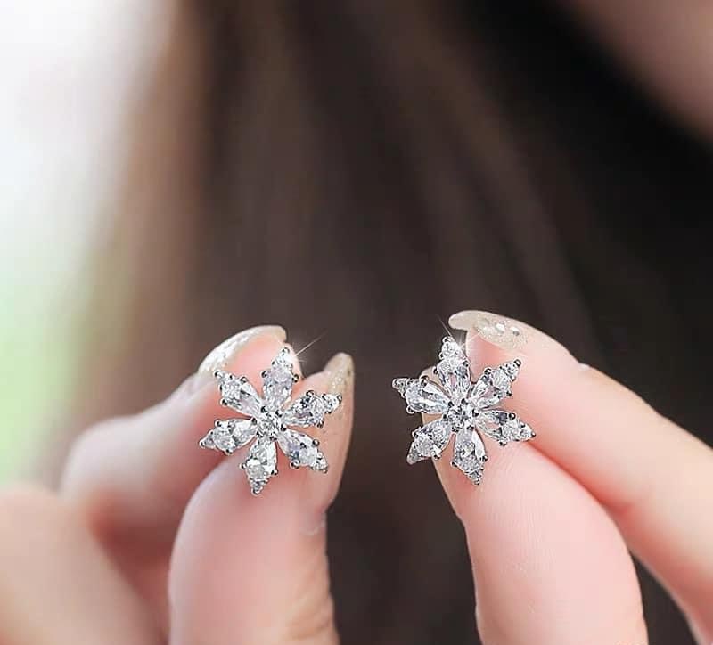 Bông tai đính đá sang trọng phối với áo dài truyền thống