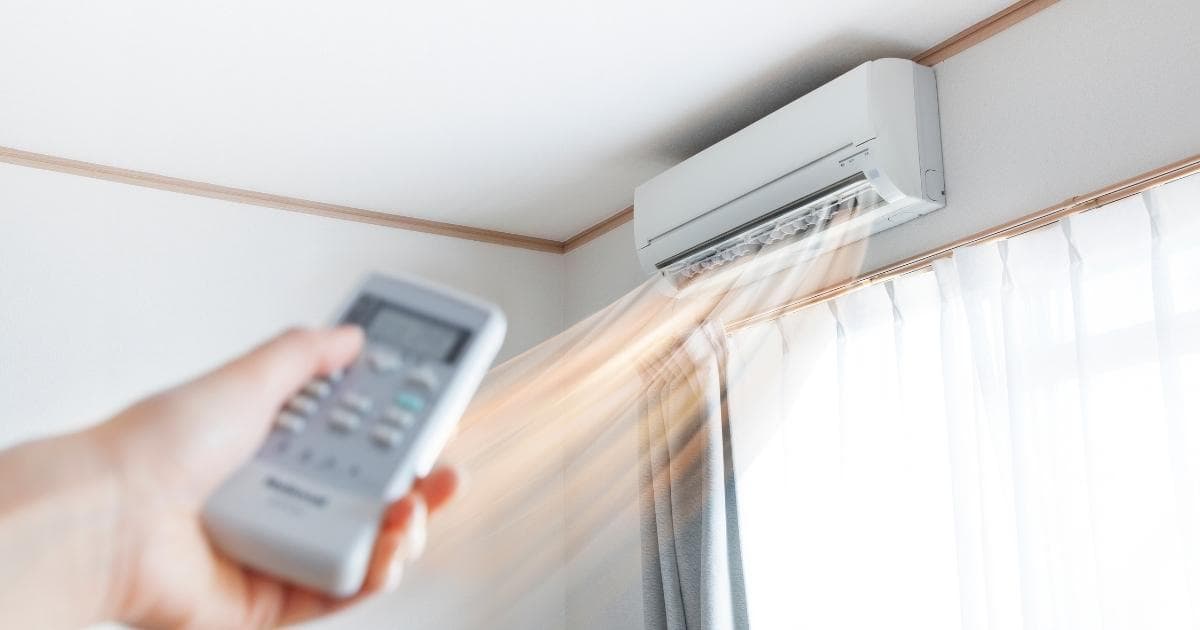 Bật điều hòa chế độ khô để giảm độ ẩm trong phòng