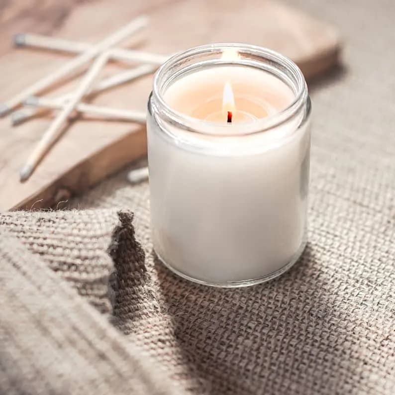 Nến thơm giúp hút ẩm và tạo không gian thư giãn