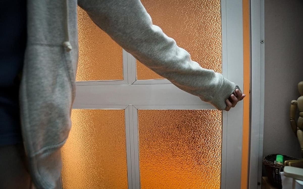Đóng kín cửa sổ để ngăn gió nồm ẩm xâm nhập