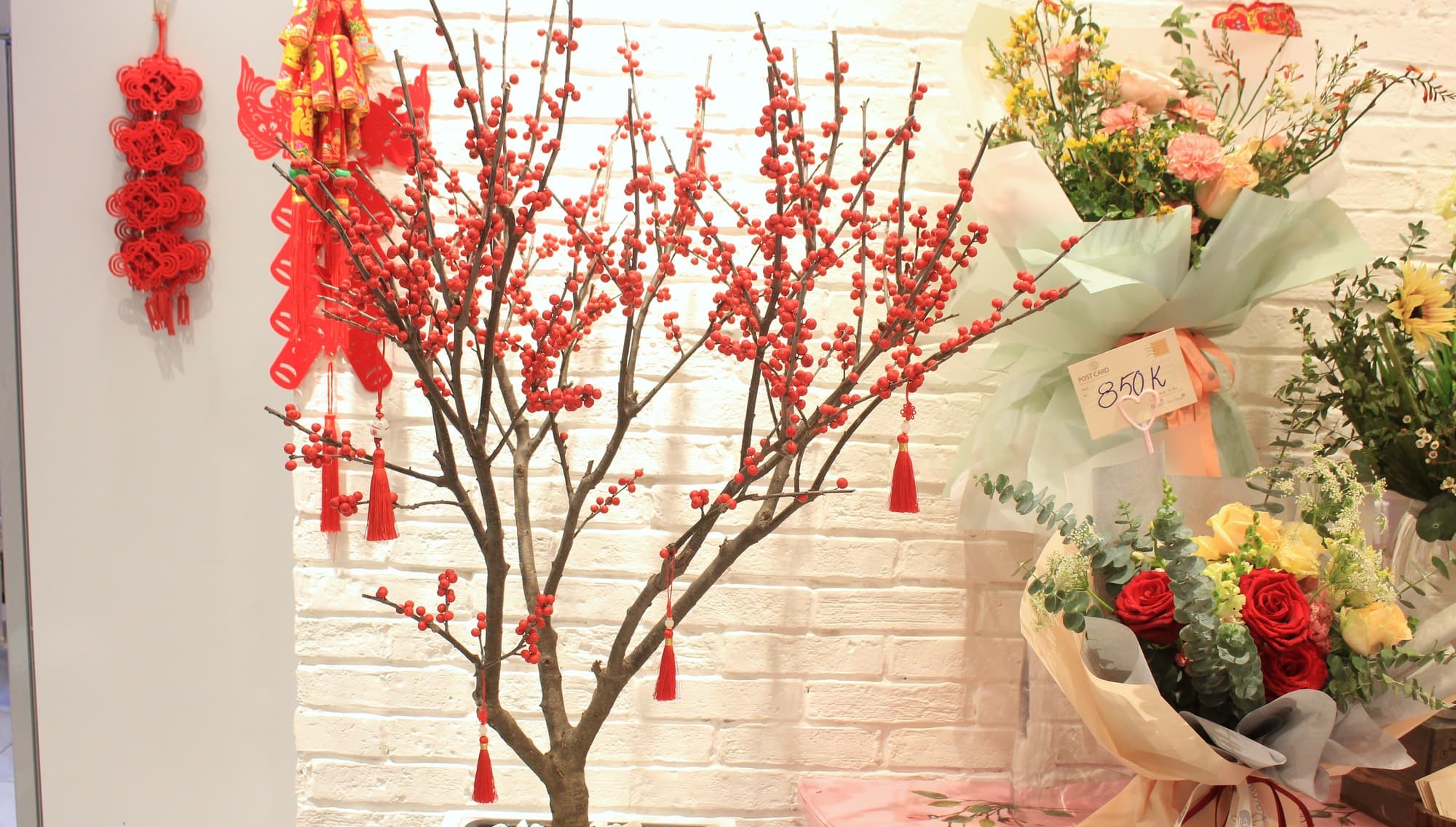 Hoa mai vàng và hoa đào hồng trang trí ngày Tết may mắn