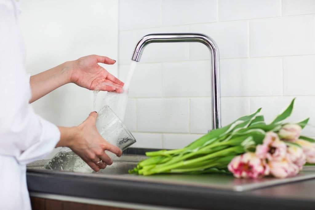 Hướng dẫn vệ sinh bình cắm hoa sạch sẽ trước khi chưng