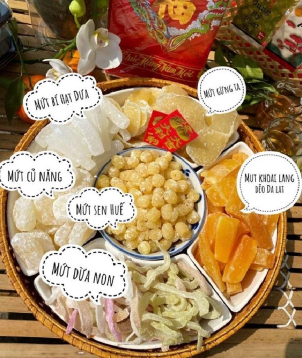 Hộp mứt Tết truyền thống đầy màu sắc