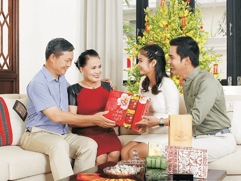 Gợi ý 7+ món quà Tết cho bố mẹ chồng giúp bạn ghi điểm 10