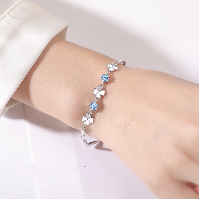 Đeo lắc tay bạc thế nào mới đúng? 7 shop bán lắc tay bạc đẹp, uy tín