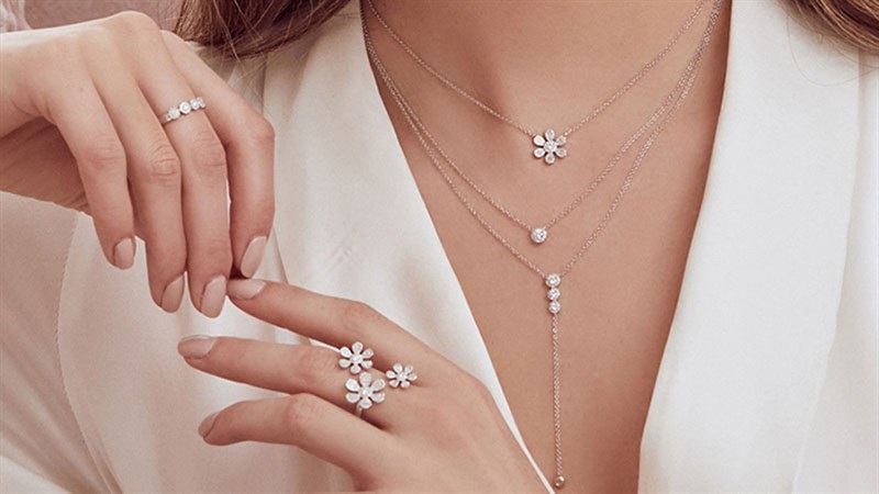 Elegant jewelry gift for Valentine's Day