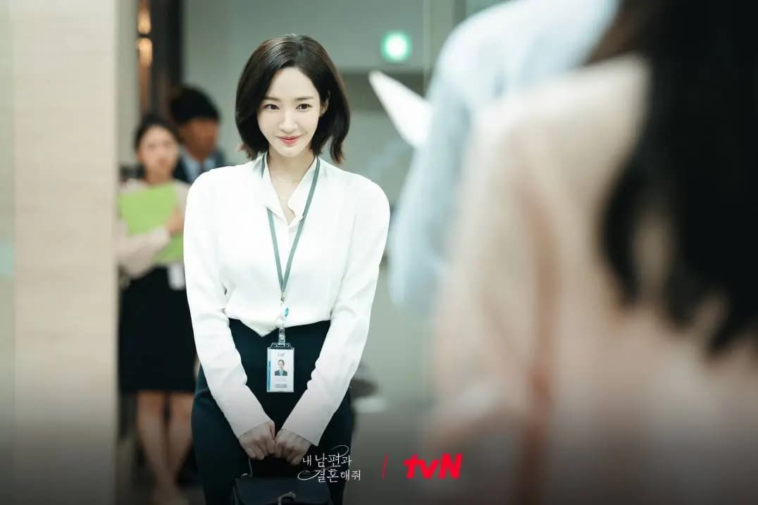 Park Min Young diện áo sơ mi trắng mix quần âu