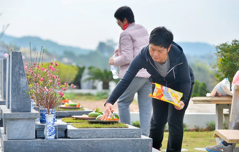 Nghi lễ tảo mộ truyền thống với hoa cúng và hương thơm