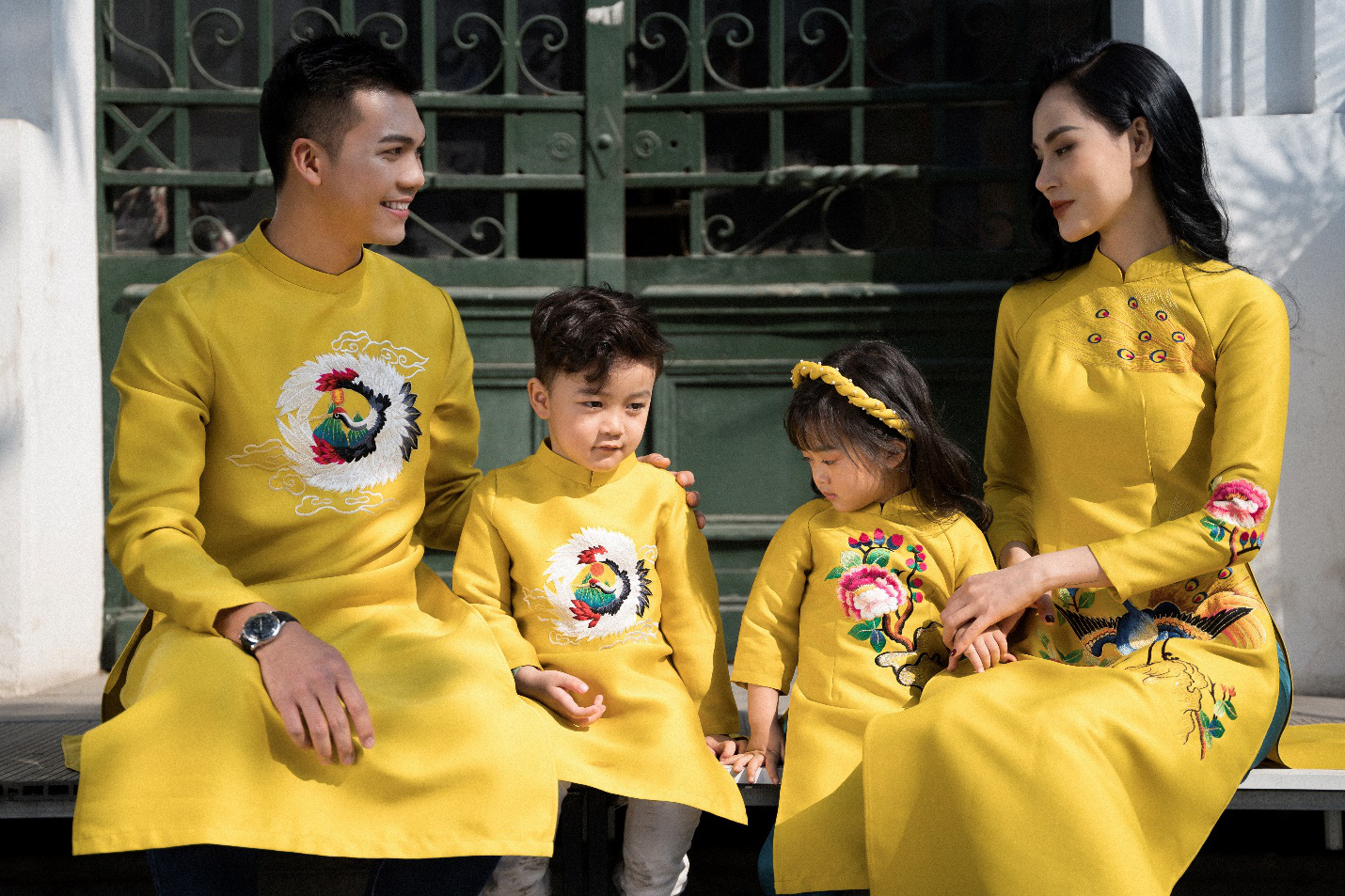 Mặc trang phục vàng Tết ý nghĩa phú quý, tài lộc