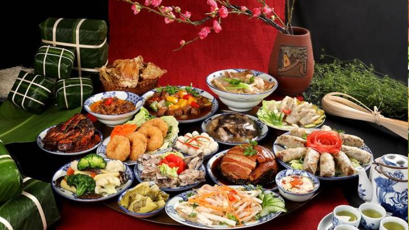 Mâm cỗ miền Bắc với bánh chưng và các món truyền thống