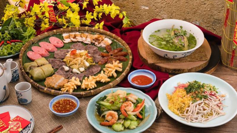 Mâm cỗ miền Trung với nhiều món mặn và bánh tráng