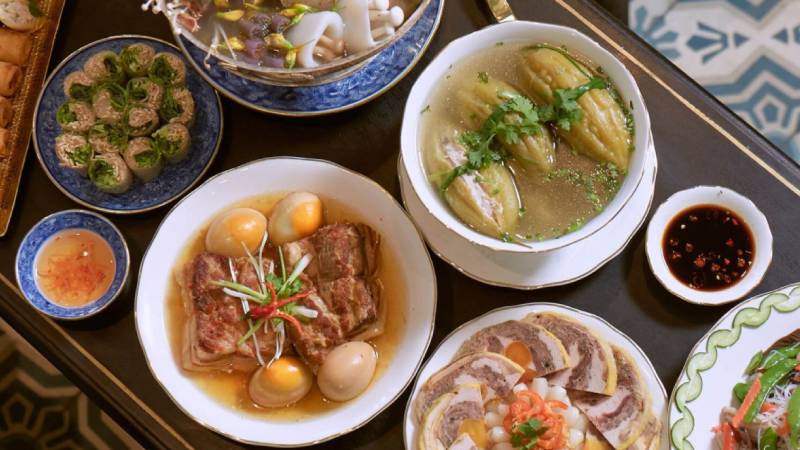 Mâm cỗ miền Nam với bánh tét và món kho