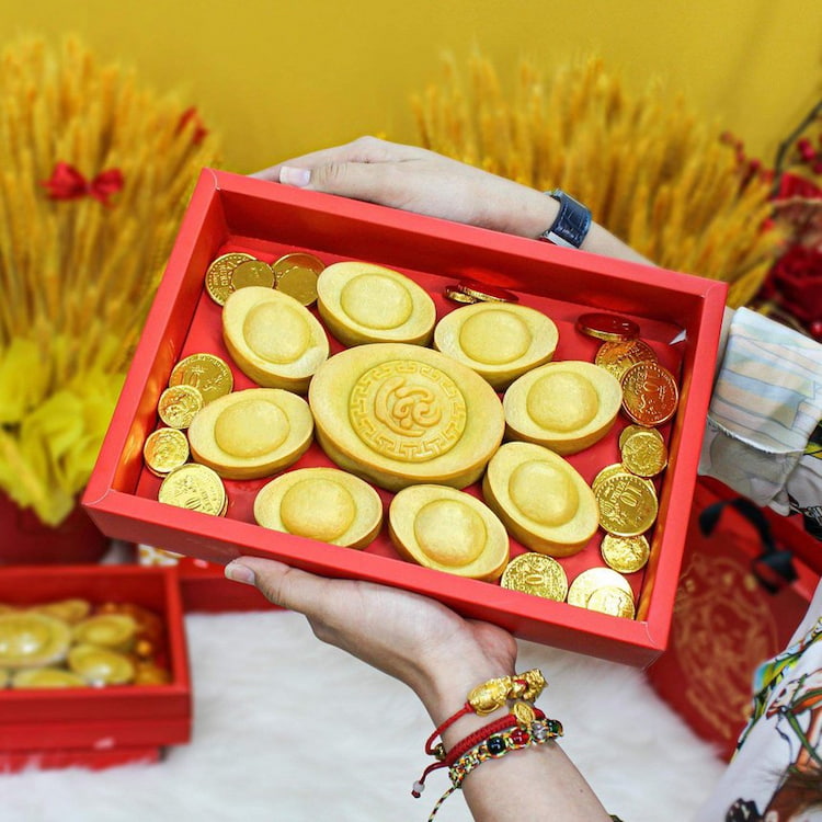 Tượng Thần Tài và ông Địa trên bàn thờ