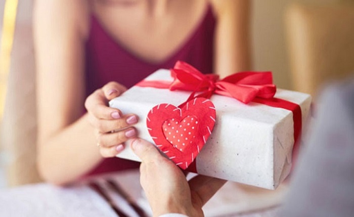 Có nên tặng quà cho crush vào ngày 8.3? Tặng quà gì để cưa đổ crush?