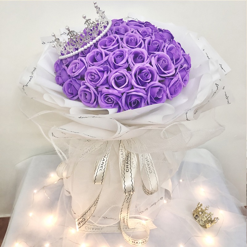 Tặng bó hoa sáp cho cô giáo