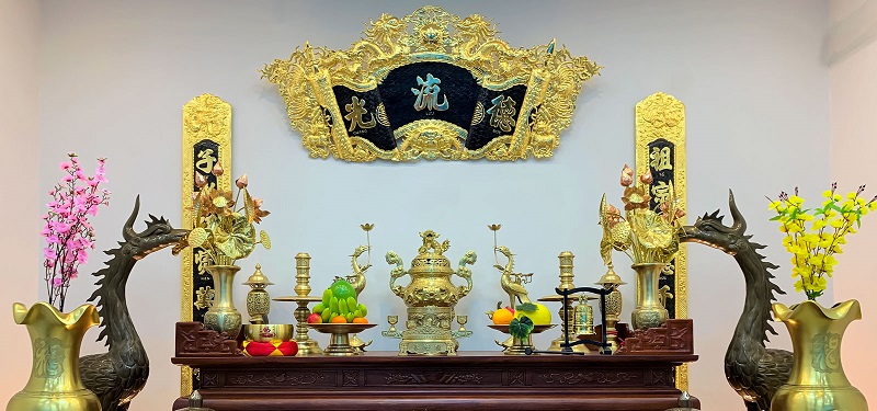 Dọn dẹp bàn thờ gia tiên trang trọng