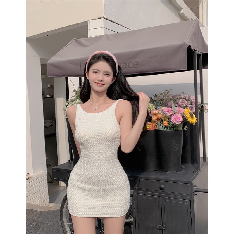 Đầm trắng hai dây hở lưng QKOOLE - trang phục biển