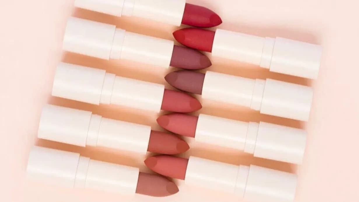 Son thỏi Sunnies Face Fluffmatte được swatch lên tay, màu sắc chuẩn và đẹp