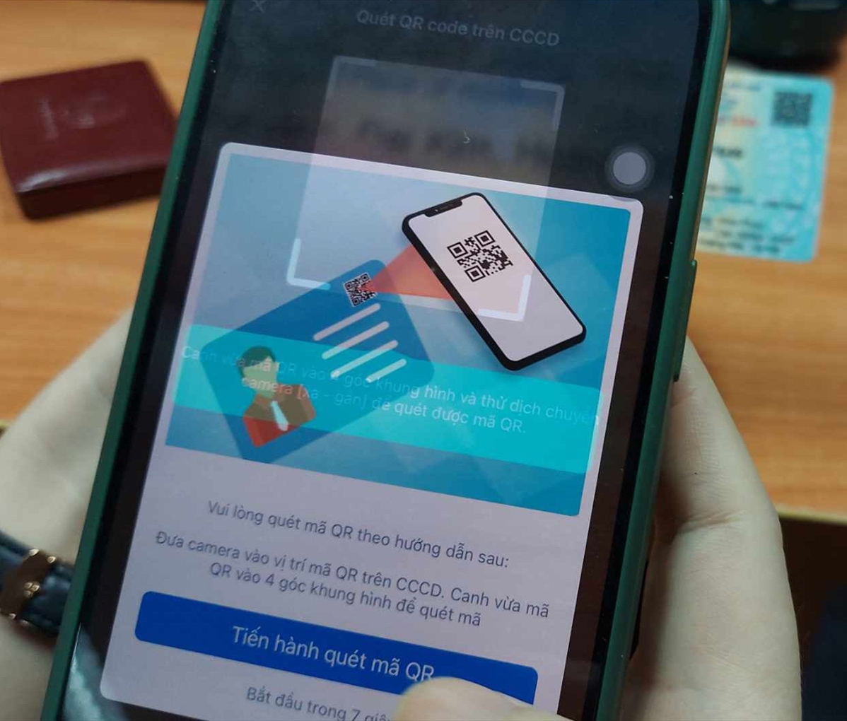 Tháo ốp điện thoại khi cài sinh trắc học MB bank