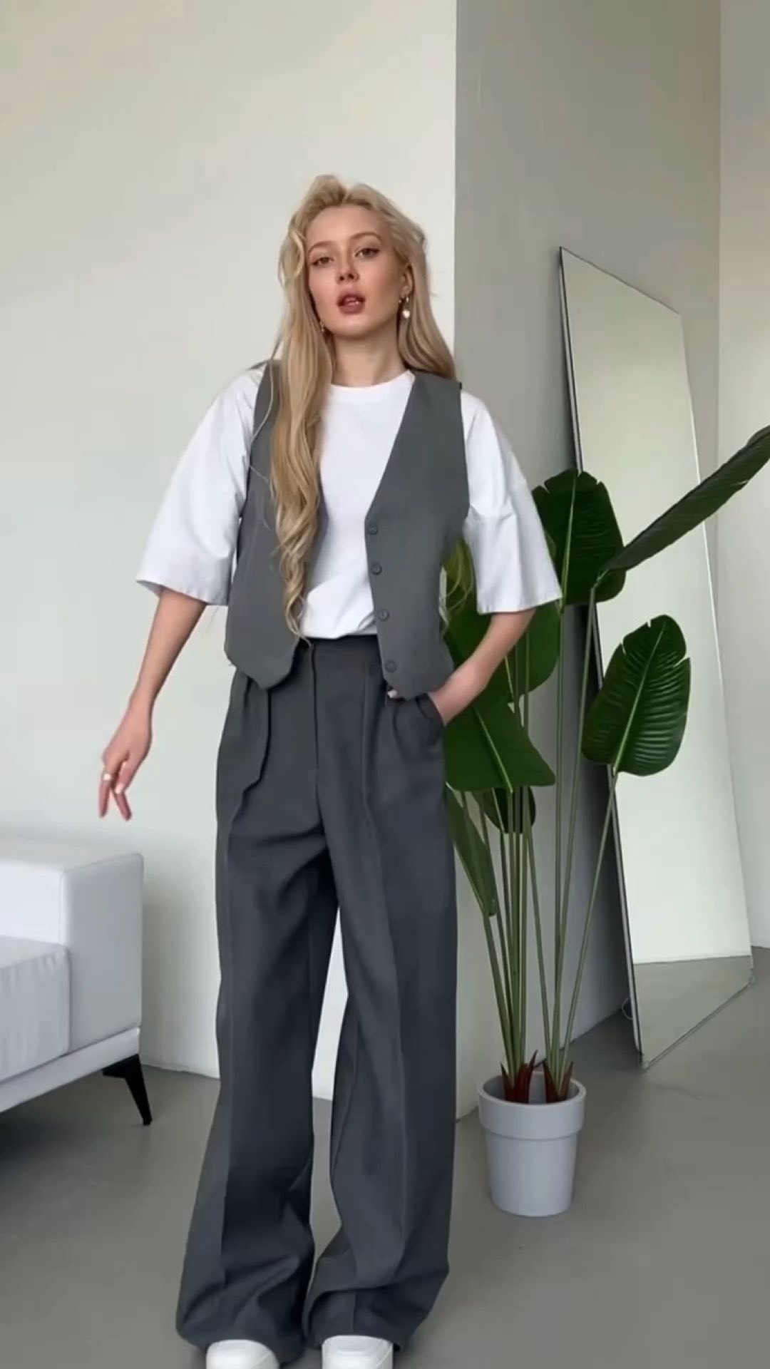 Outfit quần âu ống rộng và gile vest