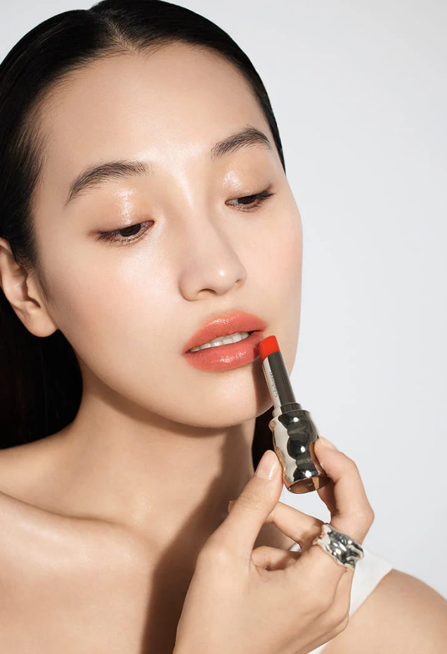 Son dưỡng Sulwhasoo Perfecting Lip Color được swatch lên tay, thể hiện độ lên màu và texture mềm mịn