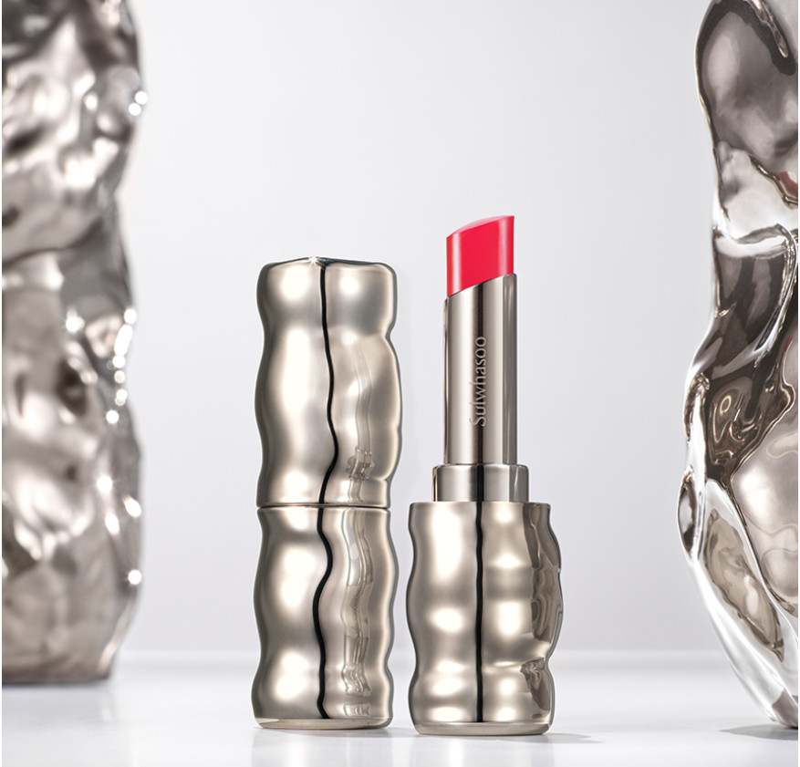 Thiết kế son dưỡng Sulwhasoo Perfecting Lip Color với vỏ đất sét sang trọng và nắp có hoa văn sóng nước bạc