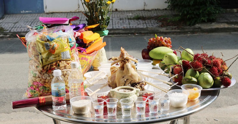 Cúng cô hồn quay ra hay quay vào? Cách cúng tháng 7 đúng chuẩn