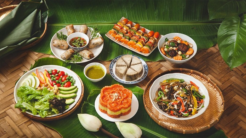 Cách bày mâm cúng chúng sinh rằm tháng 7 với cháo và bánh kẹo